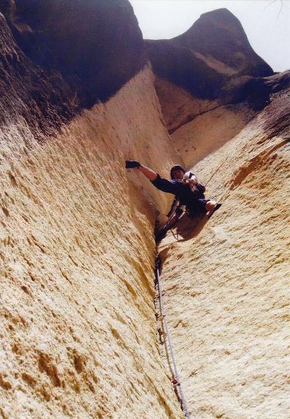 小川山レイバックにて
美しいコーナークラックを快適なハンドジャムで。